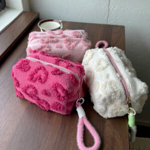 trousse de maquillage en peluche lov